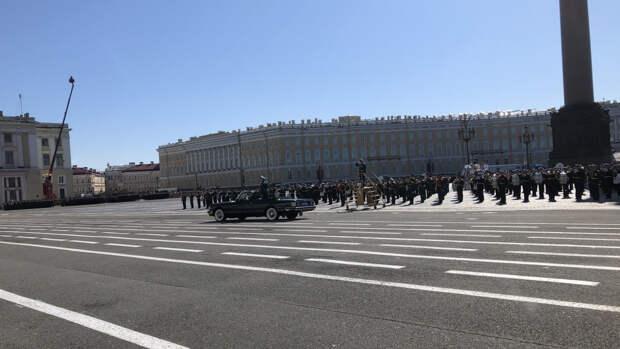 Свыше 4-х тысяч военнослужащих и 200 единиц техники участвуют в параде Победы в Петербурге