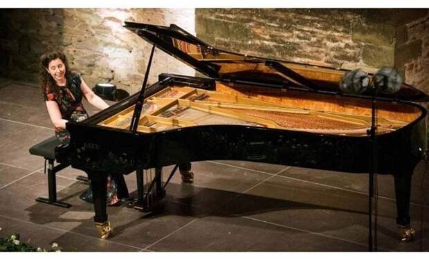 Это пианино стоило $194000 - пока грузчики при перевозке случайно не уронили его с лестницы. Инструмент восстановлению не подлежал