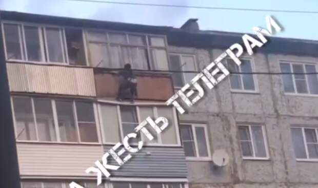 Соцсети: в Белеве девушка пыталась забраться на балкон, но сорвалась с пятого этажа