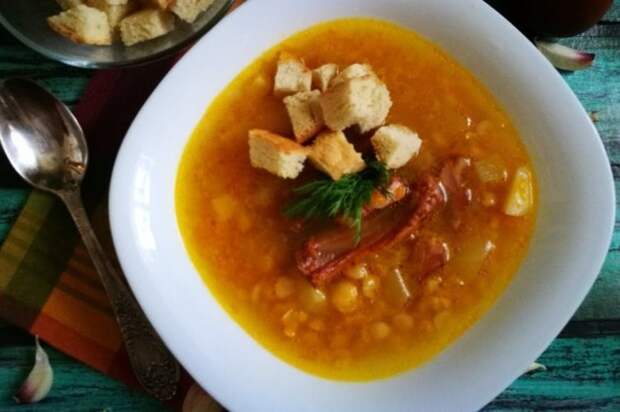 Гороховый суп с копченой курицей и помидорами
