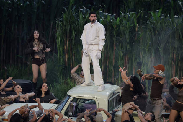 Разозливший Трампа рэпер объяснил выбор дешевого наряда для Супербоула