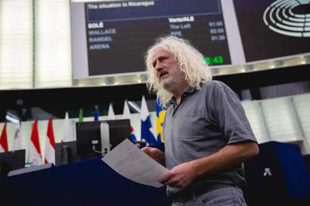 Евродепутат Уоллес: западные корпорации скупают за бесценок украинские земли