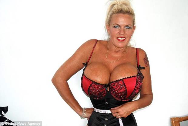 Шэрон Перкинс — 50-летняя женщина с самой большой грудью в Великобритании