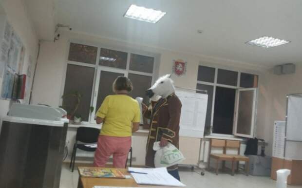 На избирательный участок в Ялте пришел голосовать конь
