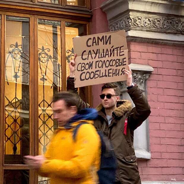 8 фото чувака, который протестует против реально важных вещей