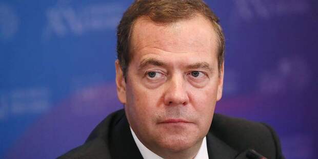 Медведев не рискнул давать прогноз об окончании пандемии и посоветовал спросить об этом у бога