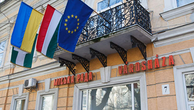 Флаги Венгрии, Украины и Евросоюза в украинском городе Берегово, где проживают закарпатские венгры