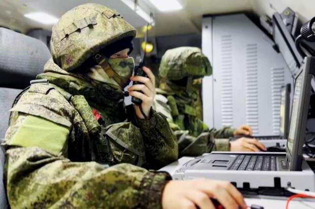На фото: оператор беспилотного летательного аппарата "Москит" в зоне специальной военной операции вооруженных сил РФ на Украине.