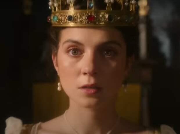 Emily Bsder as My Lady Jane wearing a crown