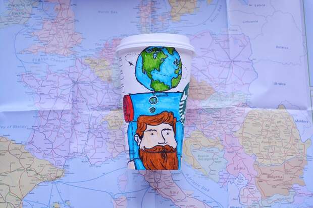 Художник-  путешественник  и его стаканчик  с кофе