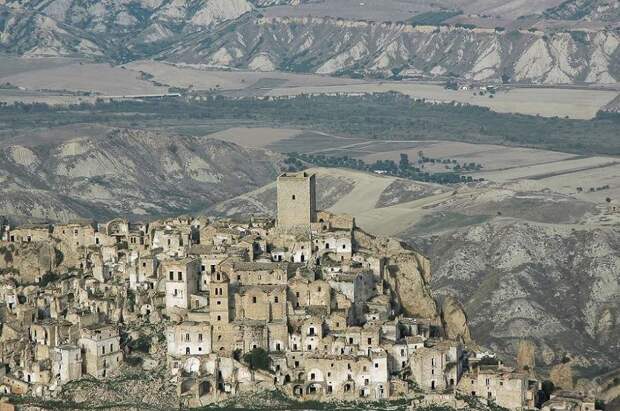 14. Italy : Craco ghost medieval village