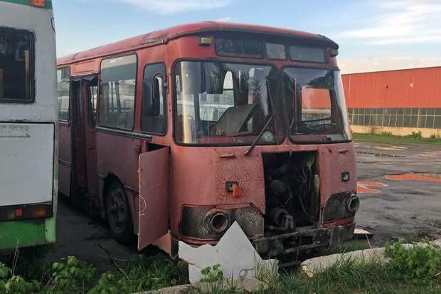 А вот этот ЛиАЗ уже пришёл к своей конечной остановке — он уже за точкой невозврата Арзамас, ЛиАЗ 677, автобус, автомир, лиаз, общественный транспорт, ретро техника