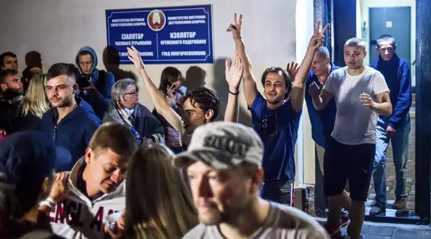 «Я пока живой и не за границей»: Лукашенко опроверг информацию о своём отъезде из Белоруссии