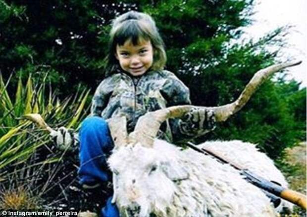 Заядлая охотница Эмили Перрейра выложила свою детскую фотографию с убитой козой, подписав ее: «Тот момент, когда все началось» дети, женщины, животные, охота