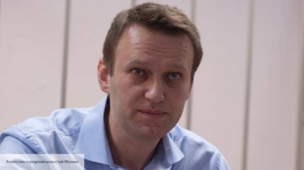 Навального раскритиковали за попытку изобразить примерного семьянина Навального раскритиковали за попытку изобразить примерного семьянина