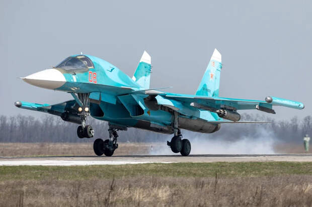 Истребитель-бомбардировщик Су-34 ВКС России. Фото: Эрик Романенко/ТАСС