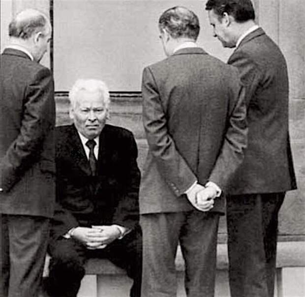 В феврале 1984 года Юрия Андропова все-таки сразили последствия перенесенной оспы и почечная недостаточность, и пост генсека СССР получил 72-летний Константин Черненко, на котором он пробыл 13 месяцев.-4