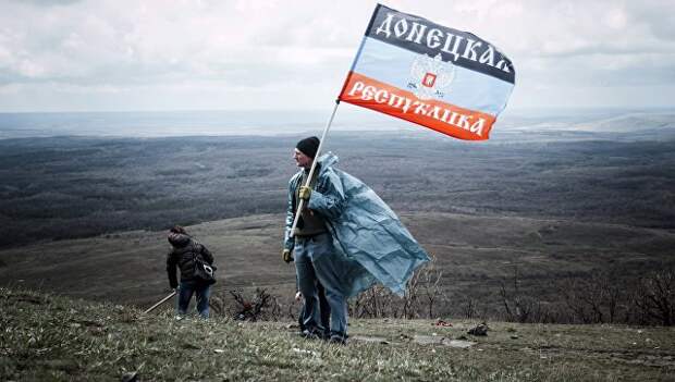 Житель ДНР с флагом. Архивное фото