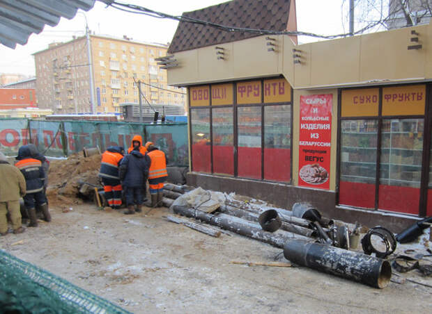 Аренда возле вокзала. Пожарная станция около метро Сокол. Метро Сокол дворник. Шар возле метро Сокол.