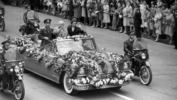 Москва. Кортеж с 1-м секретарем ЦК КПСС Никитой Хрущевым (в центре) и космонавтами Валерием Быковским и Валентиной Терешковой. 1963 год