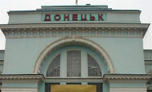 В Донецке снаряд попал в легковой автомобиль: люди сгорели заживо В Донецке снаряд попал в легковой автомобиль: люди сгорели заживо