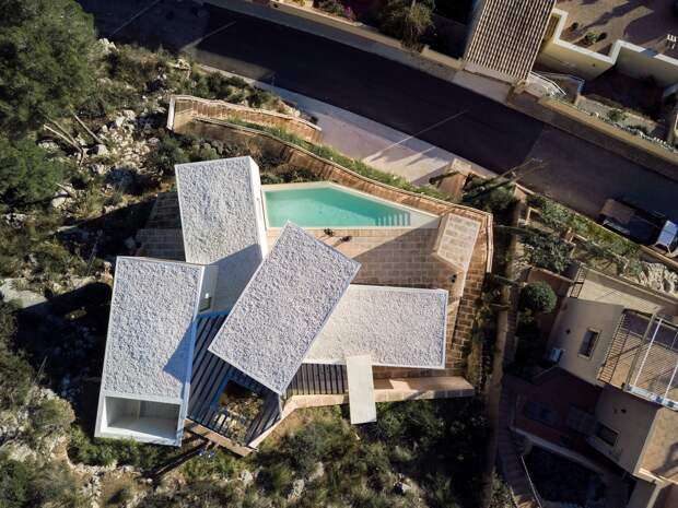 Загородный дом с бассейном на склоне в Испании