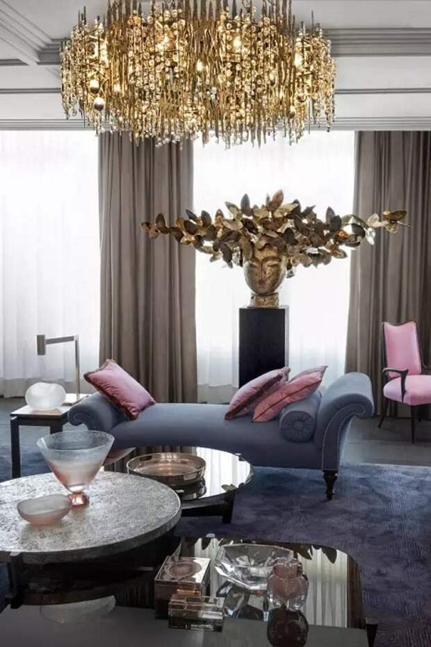 Оформление гостиной в пастельных тонах с добавлением золотых оттенков, что станет особенностью такой комнаты.