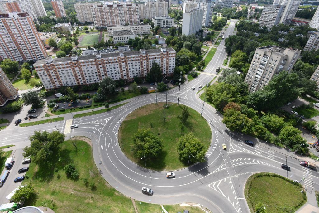 Очень важно еще до въезда на перекресток занять нужную полосу / Фото: Денис Афанасьев