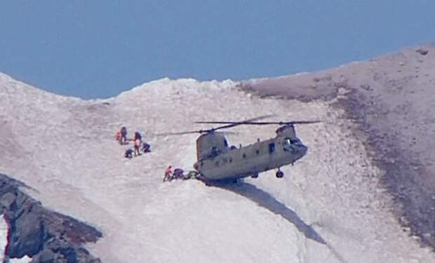 Грузовой вертолет швартуется на склон горы: уникальное мастерство пилота