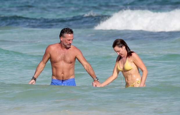 60-летнюю телеведущую в крошечном бикини сняли во время интимного момента с возлюбленным