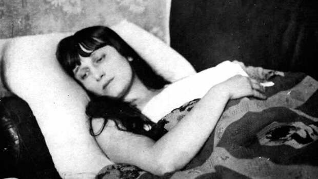Анна Ахматова во время болезни, 1924