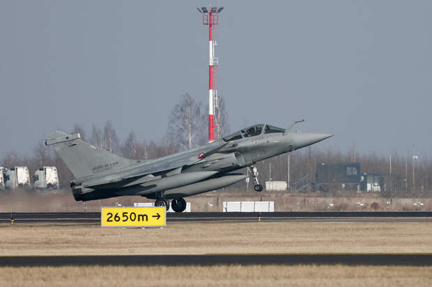 Эксперт оценил поставки Францией самолетов Украине