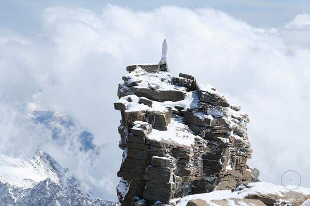 Альпы, статуэтка Девы Марии на вершине Gran Paradiso