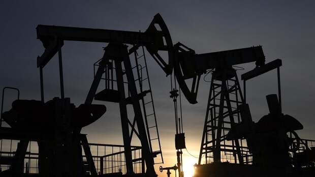 Нефть 5 июня поднялась на 2% из-за планов Саудовской Аравии сократить добычу