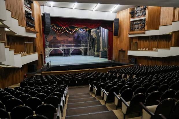 К Театру оперы и балета в Красноярске приехали пожарные и саперы