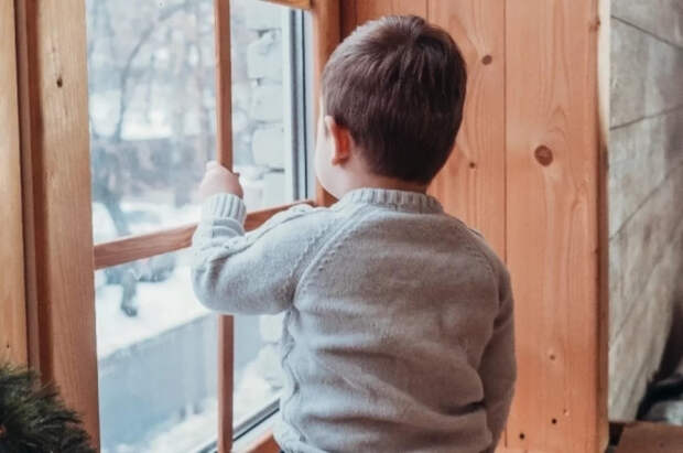 Растянули куртку и поймали: в Петербурге спасли выпавшего с 10 этажа малыша