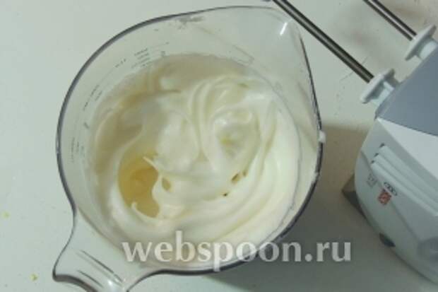Белки с щепоткой соли взбиваем миксером на высоких оборотах до крепкой пены, добавим ванильный сахар и взбиваем ещё пару минут.