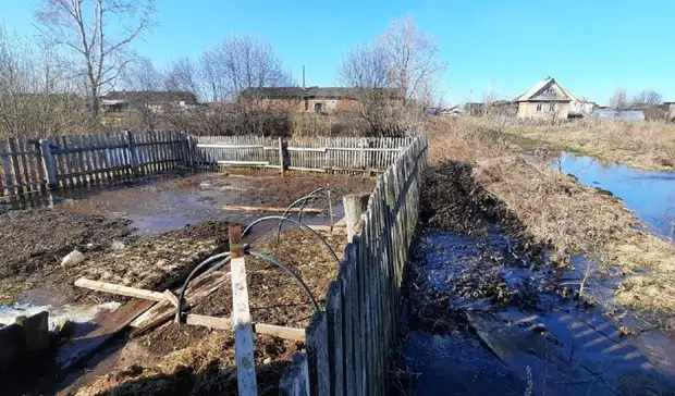 В Балезино вода начинает топить участки