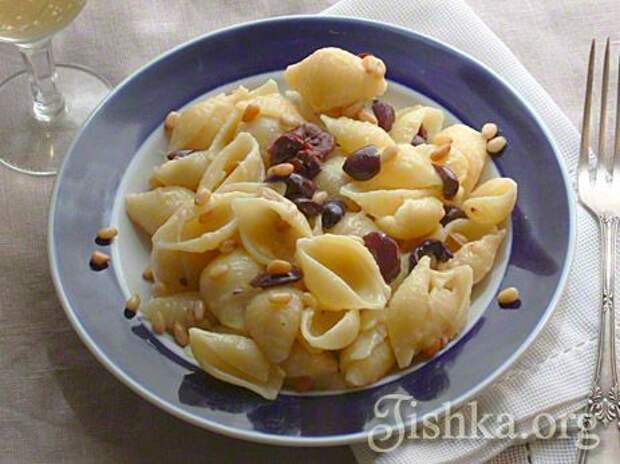Макароны с оливками и кедровыми орешками рецепт с фото