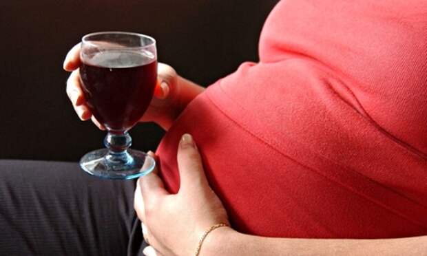 Recent research findings have reopened the debate about how much alcohol pregnant women should consume. 