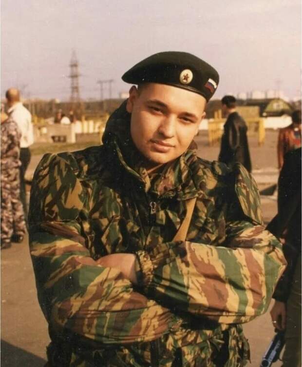 Сам Жуков в форме, хотя в армии и не служил.