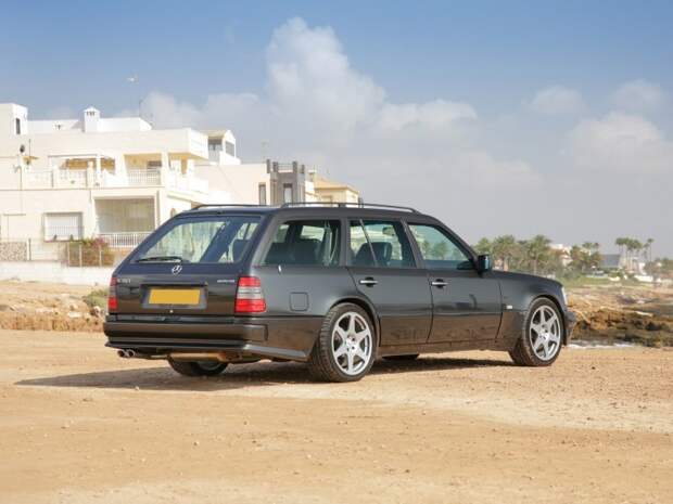 В этом универсале Mercedes-Benz E36 AMG семь посадочных мест