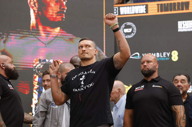 Украинец Усик заявил о готовности вновь подраться с Фьюри