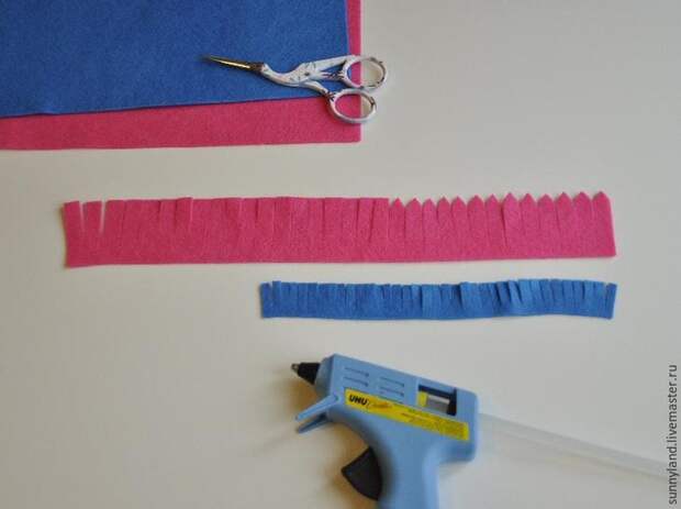 Делаем цветы из фетра для декоративной цифры