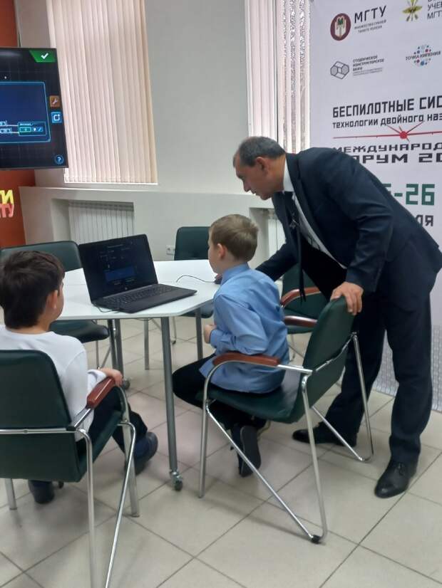 В Майкопе школьникам рассказали о программировании беспилотников