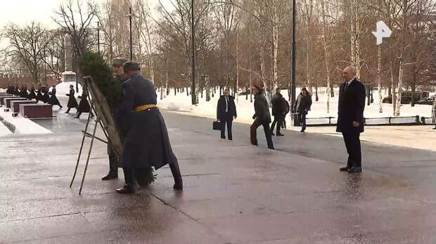 Путин возложил венок к Могиле Неизвестного Солдата