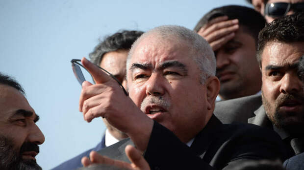 Американцы подвергли бомбардировке позиции талибов в захваченном ими Шебергане — родном городе бывшего вице-президента, лидера партии «Национальное исламское движение Афганистана», представляющей тюркоязычное население страны, маршала Абдул-Рашида Дустума (на фото)