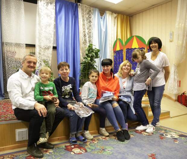Волонтёры Алёна (крайняя справа) и Сергей привезли гуманитарную помощь в реабилитационный центр в Котельниках/Артур Новосильцев, «Юго-Восточный курьер»