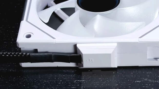 Lian Li подала в суд на Phanteks за копирования её системы соединения друг с другом вентиляторов с RGB-подсветкой