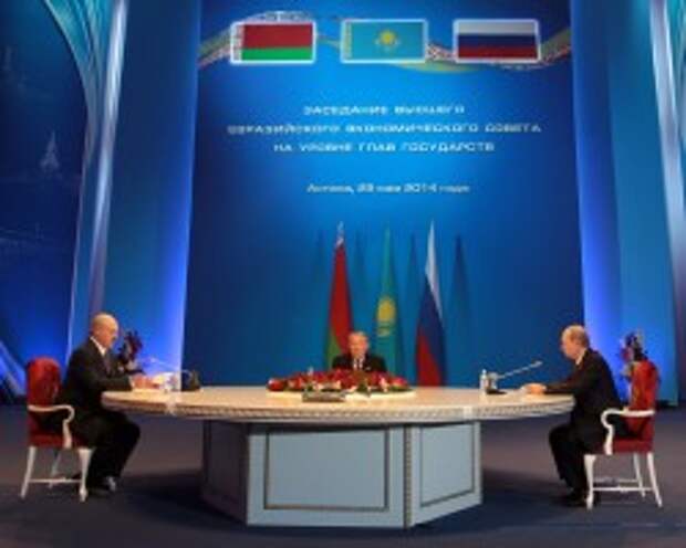 Президент России Владимир Путин, президент Казахстана Нурсултан Назарбаев и президент Белоруссии Александр Лукашенко (справа налево) во время встречи на очередном заседании Высшего Евразийского экономического совета в Астане.